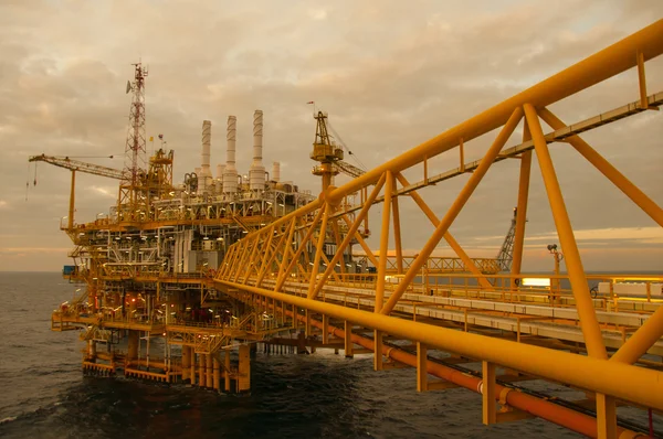 石油和天然气在海湾或大海，海上石油平台和钻机施工平台 — 图库照片
