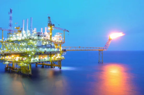 Oil and gas platform in the gulf or the sea, Offshore oil and rig construction Platform — Stock Photo, Image