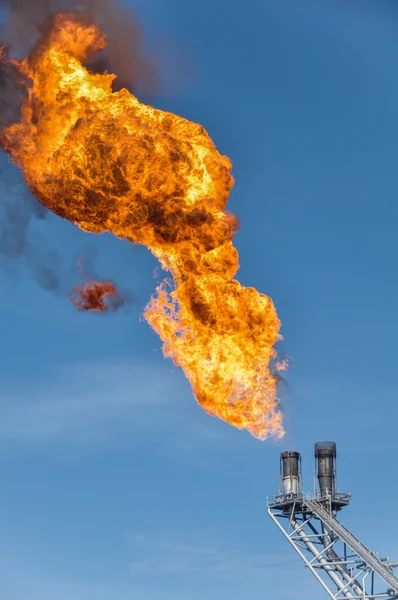 Queimar o gás ou petróleo na estação de chama, construção de petróleo e gás — Fotografia de Stock