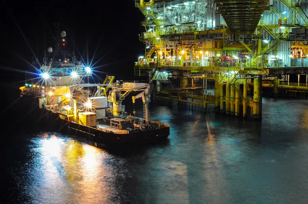 Plateforme de production de l'industrie pétrolière et gazière en mer, L'énergie du monde, Plateforme de construction dans la mer . — Photo