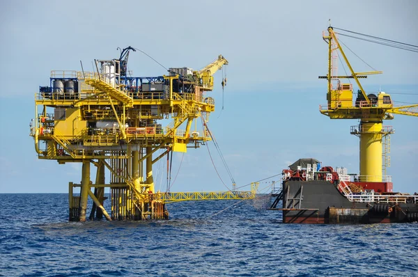 Olie en gas platform in de Golf of de zee, Offshore olie tuig bouw Platform — Stockfoto