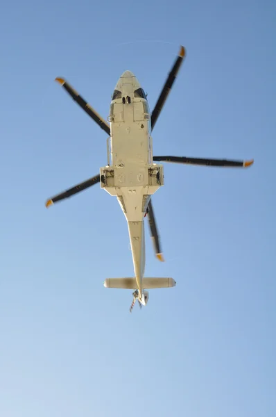 Helicóptero aterrizando en plataforma offshore. Equipos de transferencia de helicópteros o pasajeros para trabajar en la industria del petróleo y el gas en alta mar . — Foto de Stock