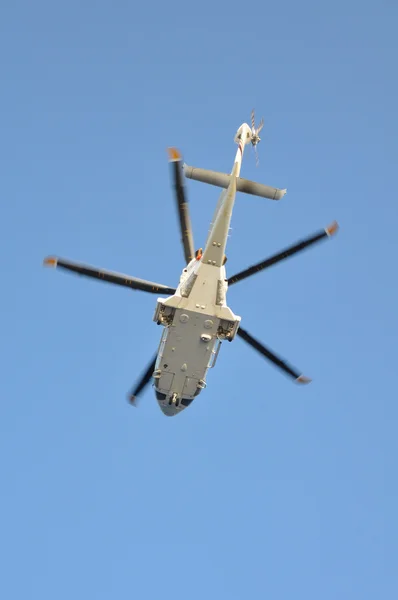 在海洋平台上的直升机停车着陆。直升机转移船员或乘客在近海石油和天然气工业工作. — 图库照片
