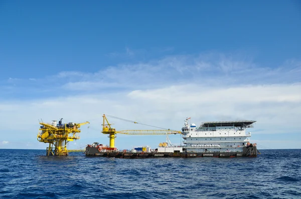 Barcaça e rebocador em mar aberto, plataforma de petróleo e gás no golfo ou no mar, a energia do mundo, petróleo offshore e construção de equipamento . — Fotografia de Stock
