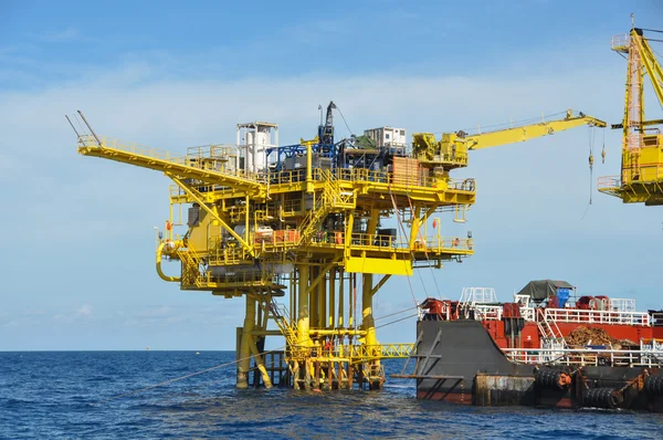 Plataforma de petróleo y gas en el golfo o en el mar, Construcción de plataformas petrolíferas y de plataformas —  Fotos de Stock