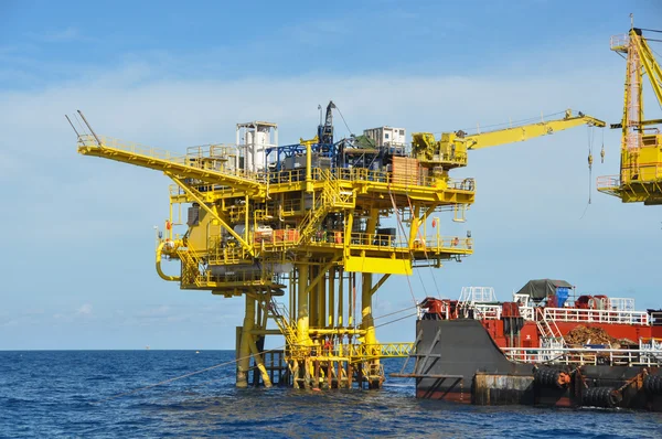 Plataforma de petróleo y gas en el golfo o en el mar, Construcción de plataformas petrolíferas y de plataformas — Foto de Stock