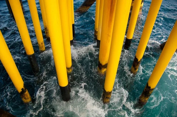 Oil and Gas Producing Slots at Offshore Platform - Oil and Gas Industry, Bad weather in offshore oil and gas industry. — Stock Photo, Image