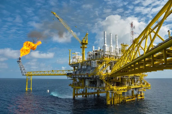 Πετρελαίου και αερίου πλατφόρμα μέσα στον κόλπο ή τη θάλασσα, ανοικτής θαλάσσης εξόρυξης πετρελαίου εξέδρας κατασκευή πλατφόρμα Εικόνα Αρχείου