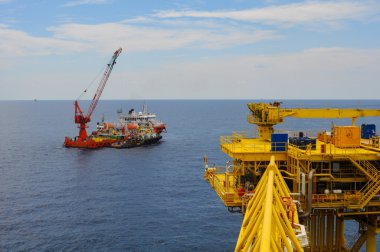 Körfez ve deniz deniz ağır kaldırma yükleme yaparken offshore, Vinç mavna platform yükleme büyük vinç gemi çalıştığı