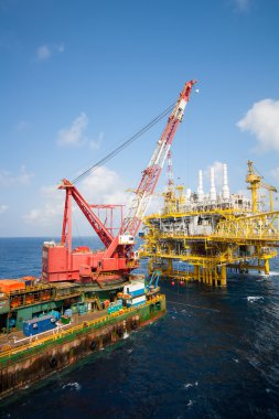 Körfez ve deniz deniz ağır kaldırma yükleme yaparken offshore, Vinç mavna platform yükleme büyük vinç gemi çalıştığı