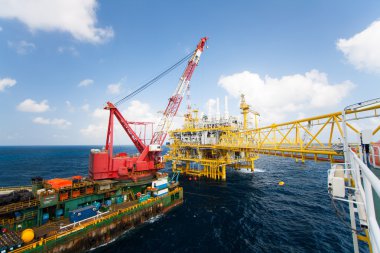 Körfez ve deniz deniz ağır kaldırma yükleme yaparken offshore, Vinç mavna platform yükleme büyük vinç gemi çalıştığı