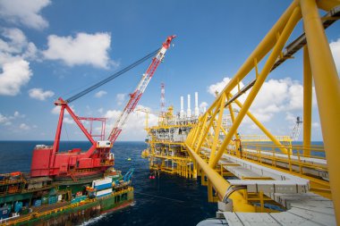 Körfez ve deniz deniz ağır kaldırma yükleme yaparken offshore, Vinç mavna platform yükleme büyük vinç gemi çalıştığı