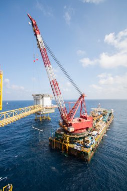 Körfez ve deniz deniz ağır kaldırma yükleme yaparken offshore, Vinç mavna platform yükleme büyük vinç gemi çalıştığı