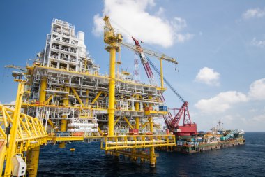 Körfez ve deniz deniz ağır kaldırma yükleme yaparken offshore, Vinç mavna platform yükleme büyük vinç gemi çalıştığı