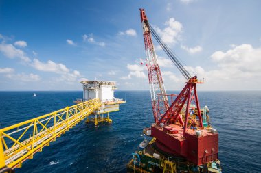 Körfez ve deniz deniz ağır kaldırma yükleme yaparken offshore, Vinç mavna platform yükleme büyük vinç gemi çalıştığı