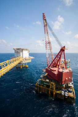 Körfez ve deniz deniz ağır kaldırma yükleme yaparken offshore, Vinç mavna platform yükleme büyük vinç gemi çalıştığı