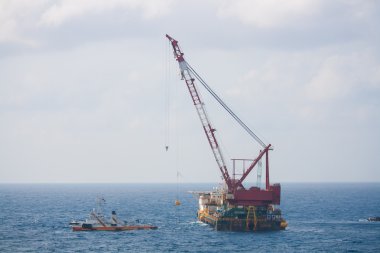Körfez ve deniz deniz ağır kaldırma yükleme yaparken offshore, Vinç mavna platform yükleme büyük vinç gemi çalıştığı