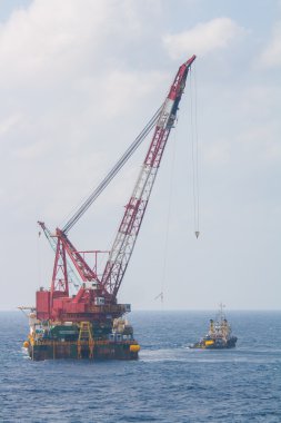 Körfez ve deniz deniz ağır kaldırma yükleme yaparken offshore, Vinç mavna platform yükleme büyük vinç gemi çalıştığı