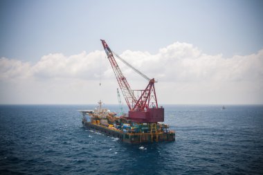 Körfez ve deniz deniz ağır kaldırma yükleme yaparken offshore, Vinç mavna platform yükleme büyük vinç gemi çalıştığı