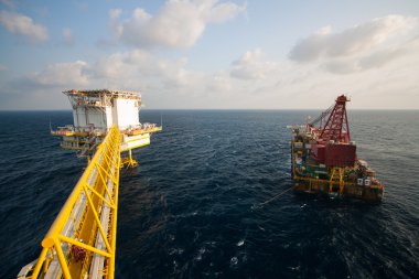 Körfez ve deniz deniz ağır kaldırma yükleme yaparken offshore, Vinç mavna platform yükleme büyük vinç gemi çalıştığı