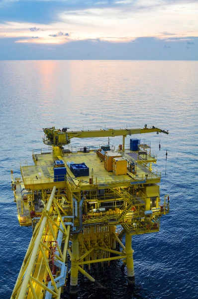 Oil and gas platform in the gulf or the sea, Offshore oil and rig construction Platform — Stock Photo, Image