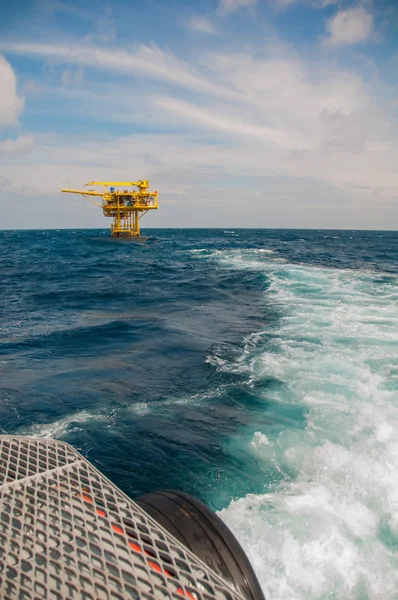 Plataforma de petróleo y gas en el golfo o en el mar, Construcción de plataformas petrolíferas y de plataformas —  Fotos de Stock