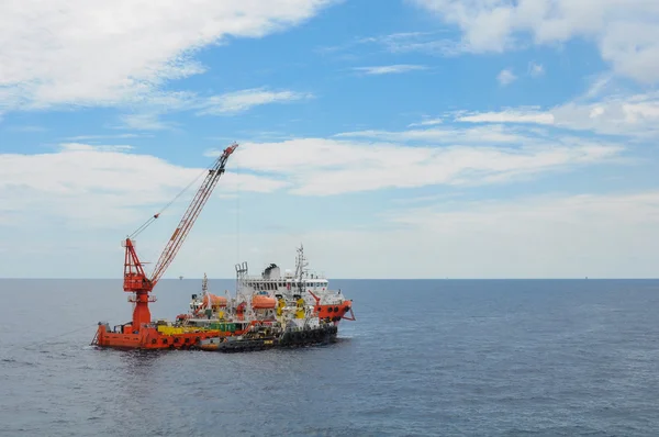 Statek z żurawiem dużych instalacji platformy w morzu, barki dźwig robi instalacji morskich podnoszenia ciężkich prac w zatoki i morza — Zdjęcie stockowe