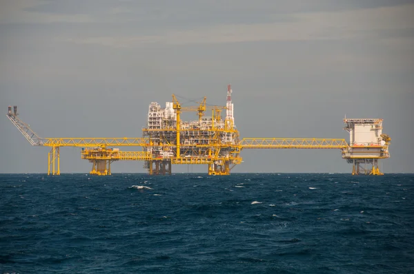 Plataforma de petróleo y gas en el golfo o en el mar, Construcción de plataformas petrolíferas y de plataformas — Foto de Stock