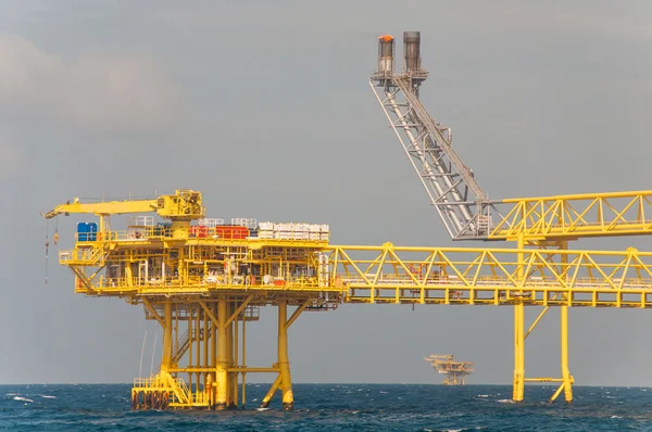 Plataforma de petróleo y gas en el golfo o en el mar, Construcción de plataformas petrolíferas y de plataformas — Foto de Stock