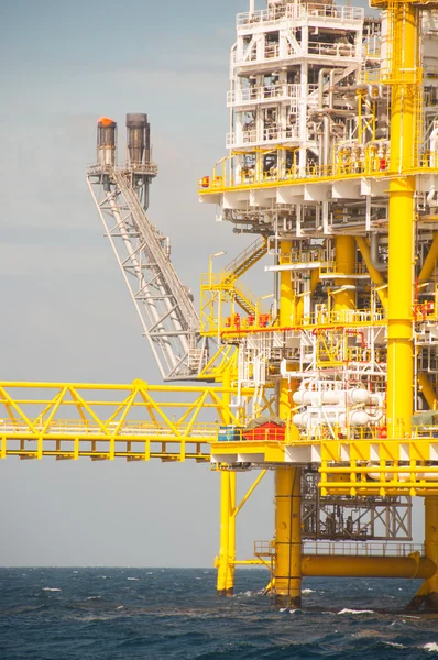 Plataforma de petróleo y gas en el golfo o en el mar, Construcción de plataformas petrolíferas y de plataformas — Foto de Stock