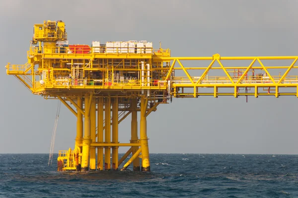 Plataforma de petróleo y gas en el golfo o en el mar, Construcción de plataformas petrolíferas y de plataformas — Foto de Stock