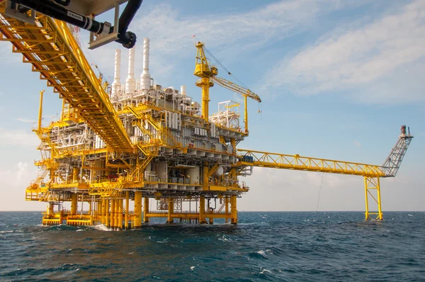 Plataforma de petróleo y gas en el golfo o en el mar, Construcción de plataformas petrolíferas y de plataformas — Foto de Stock