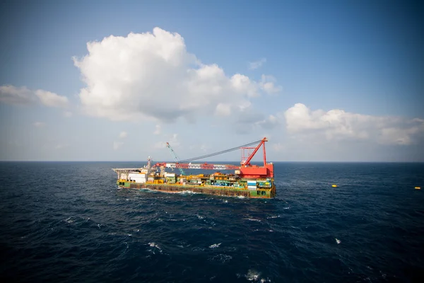 Navio guindaste grande que instala a plataforma em offshore, guindaste barcaça fazendo trabalhos de instalação de elevação pesada marinha no golfo ou no mar — Fotografia de Stock