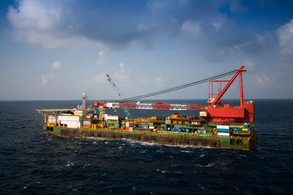 湾や海で動作する大型クレーン船の海洋の重いエレベーター設置工事を行うオフショア、クレーン船のプラットフォームのインストール — ストック写真