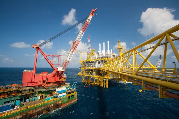 Körfez ve deniz deniz ağır kaldırma yükleme yaparken offshore, Vinç mavna platform yükleme büyük vinç gemi çalıştığı — Stok fotoğraf