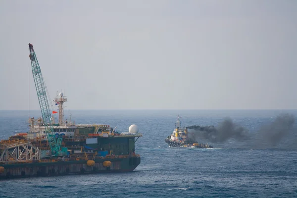 Grote kraanschip installeren het platform in offshore, kraan bak mariene zware lift installatie werkt in de Golf of de zee — Stockfoto