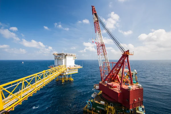 Großes Kranschiff, das die Plattform vor der Küste installiert, Kranbarge, die maritime Schwerlastinstallationsarbeiten im Golf oder im Meer ausführt — Stockfoto