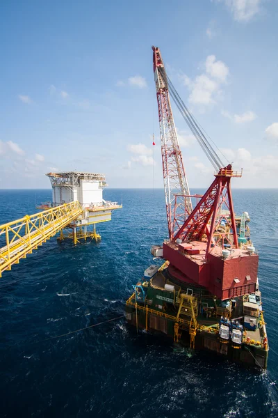 Buque grúa grande que instala la plataforma en alta mar, barcaza grúa que hace trabajos de instalación de elevación pesada marina en el golfo o el mar — Foto de Stock