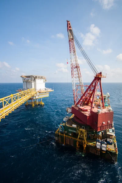 Navio guindaste grande que instala a plataforma em offshore, guindaste barcaça fazendo trabalhos de instalação de elevação pesada marinha no golfo ou no mar — Fotografia de Stock