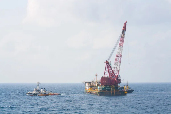 Navio guindaste grande que instala a plataforma em offshore, guindaste barcaça fazendo trabalhos de instalação de elevação pesada marinha no golfo ou no mar — Fotografia de Stock