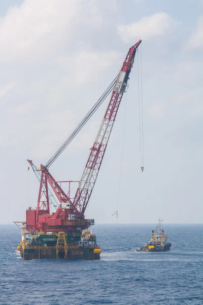 Navio guindaste grande que instala a plataforma em offshore, guindaste barcaça fazendo trabalhos de instalação de elevação pesada marinha no golfo ou no mar — Fotografia de Stock