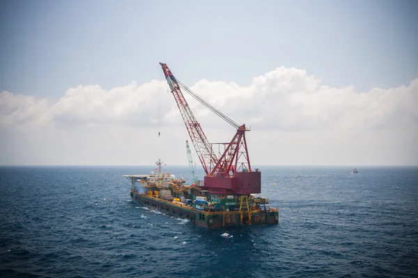 在海湾或海大型起重机船在离岸，起重船做海洋重电梯安装中安装的平台工作 — 图库照片