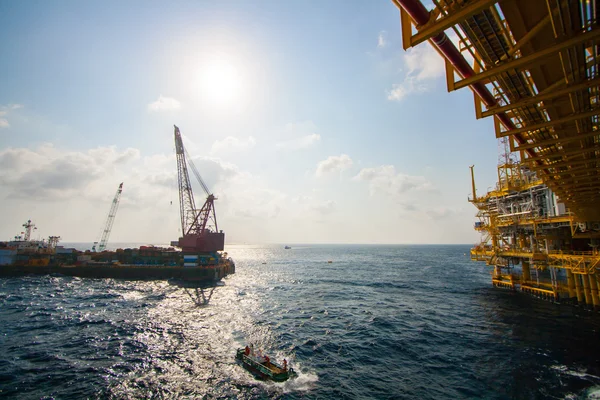 Stor kran fartyg installera plattformen i offshore, crane pråm gör marina tunga lyft installation fungerar i viken eller havet — Stockfoto