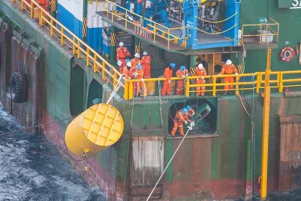 Kapal tongkang dan kapal tunda di laut terbuka, minyak dan platform gas di teluk atau laut, energi dunia, minyak lepas pantai dan rig konstruksi . — Stok Foto