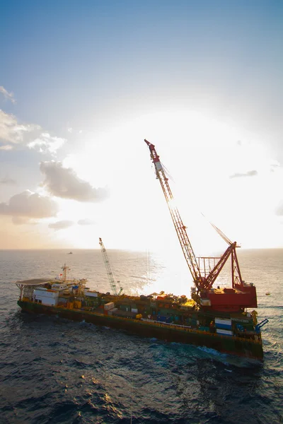 Navio guindaste grande que instala a plataforma em offshore, guindaste barcaça fazendo trabalhos de instalação de elevação pesada marinha no golfo ou no mar — Fotografia de Stock