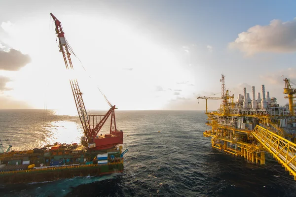 Stor kran fartyg installera plattformen i offshore, crane pråm gör marina tunga lyft installation fungerar i viken eller havet — Stockfoto
