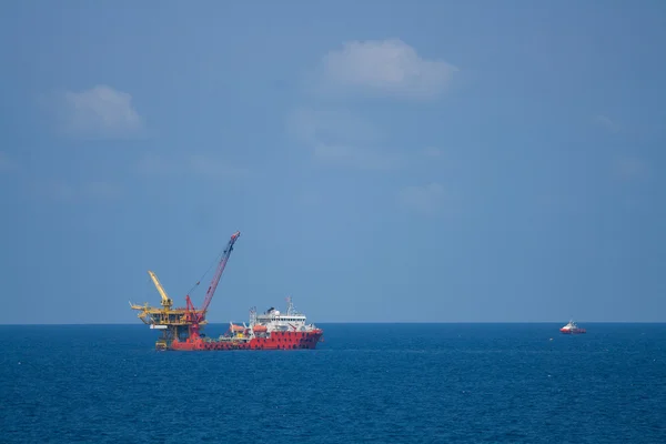 Plataforma de petróleo e gás no golfo ou no mar, Plataforma de construção de petróleo e equipamento offshore — Fotografia de Stock