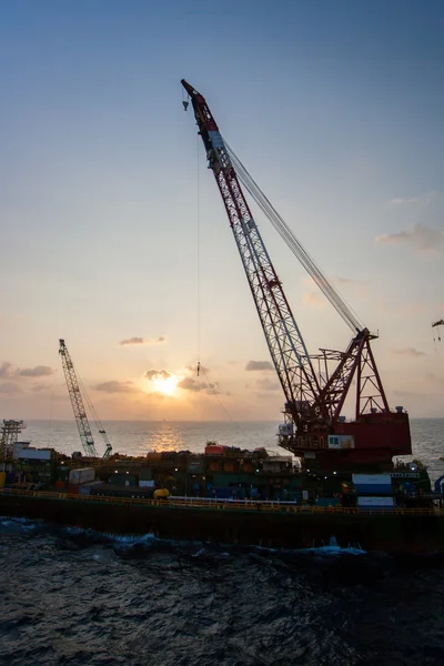 Velký jeřáb nádoby instalací platformy v moři, jeřáb člun marine těžký výtah instalaci funguje v Perském zálivu nebo moře — Stock fotografie