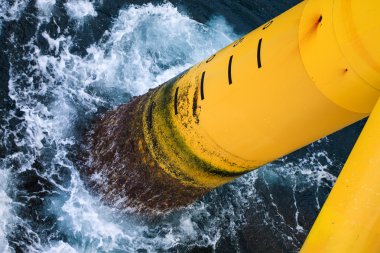 Petrol ve gaz üretim Yuvaları Offshore platformu - petrol ve gaz endüstrisi, kötü hava şartlarında offshore petrol ve gaz endüstrisi.