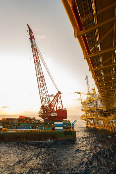 Navio guindaste grande que instala a plataforma em offshore, guindaste barcaça fazendo trabalhos de instalação de elevação pesada marinha no golfo ou no mar — Fotografia de Stock